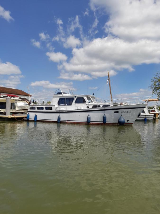 Nuit Sur L'eau A Bord De L'ideaal Botel Nevers