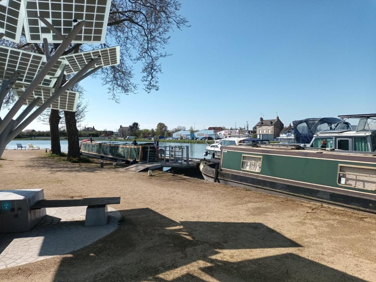 Botel Nuit Sur L'eau A Bord De L'ideaal